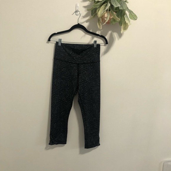 Cute keyhole detail Lululemon Crops - Picture 8 of 13